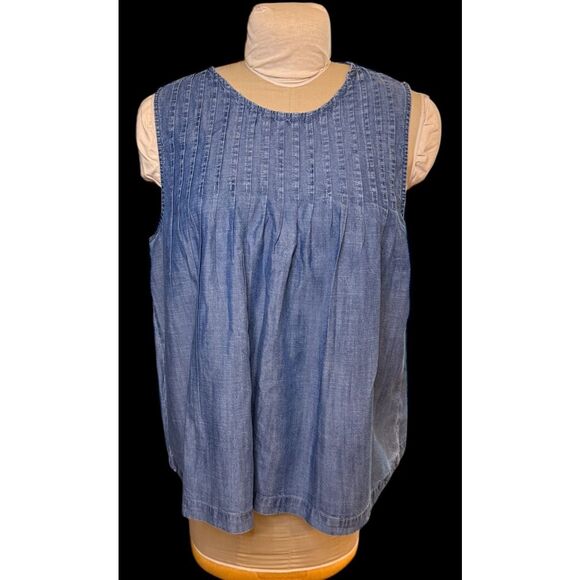 GAP Denim Chambray Sleeveless Top Sz. XL Pin Tuck Pleats Keyhole Closure - Picture 2 of 8